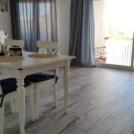Fantastic 2-bed In Sea Views Apartment *